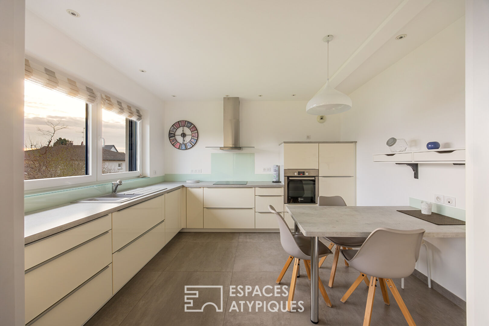 Maison contemporaine aux lignes épurées et son appartement indépendant