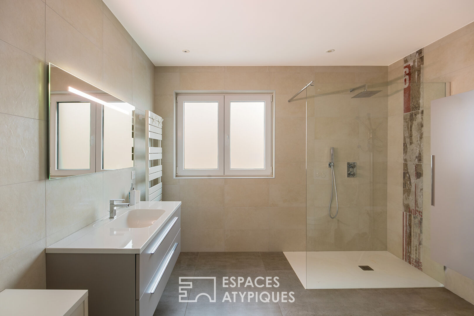 Maison contemporaine aux lignes épurées et son appartement indépendant