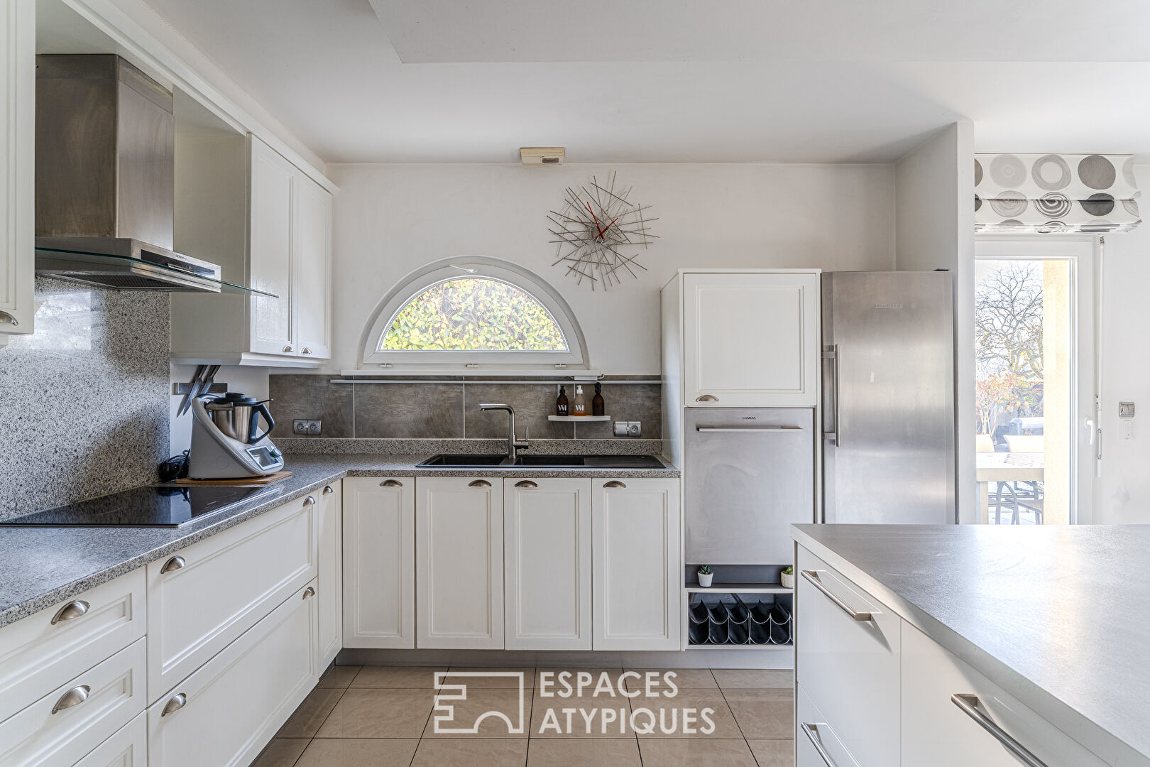 Maison familiale avec véranda et piscine