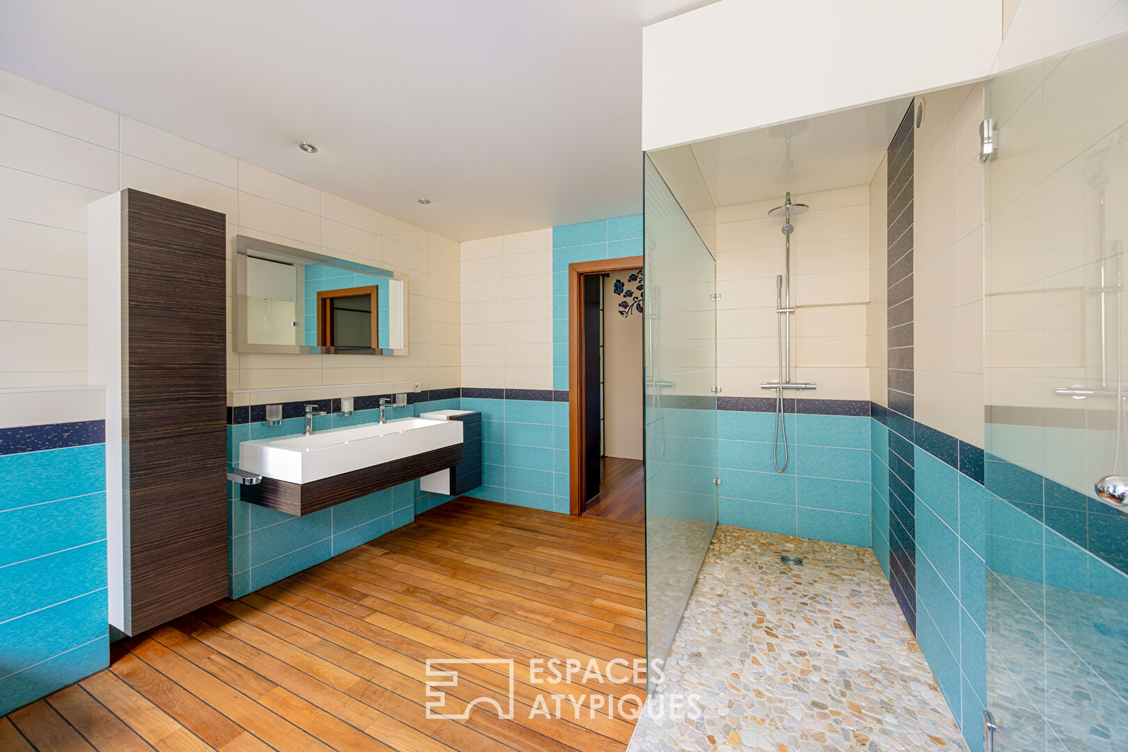 Ensemble immobilier singulier en centre-ville