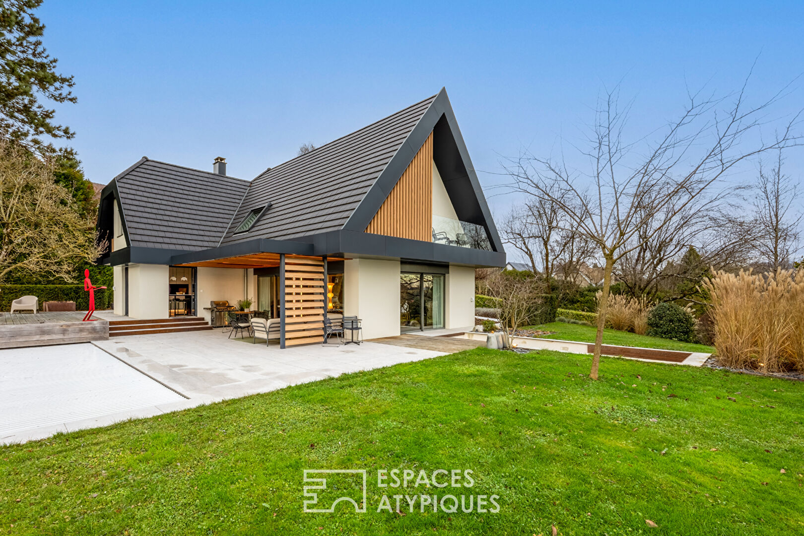 Maison d&rsquo;architecte avec piscine et jardin paysager
