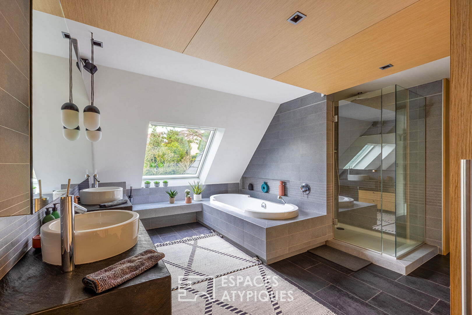 Maison d&rsquo;architecte avec piscine et jardin paysager