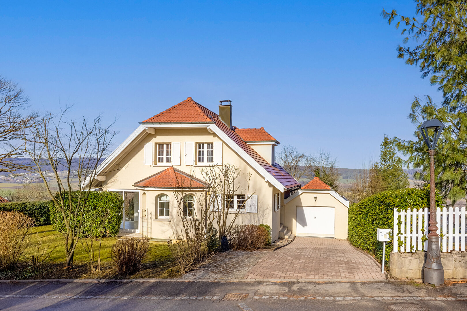Maison avec vue dégagée à deux pas de la frontière Suisse