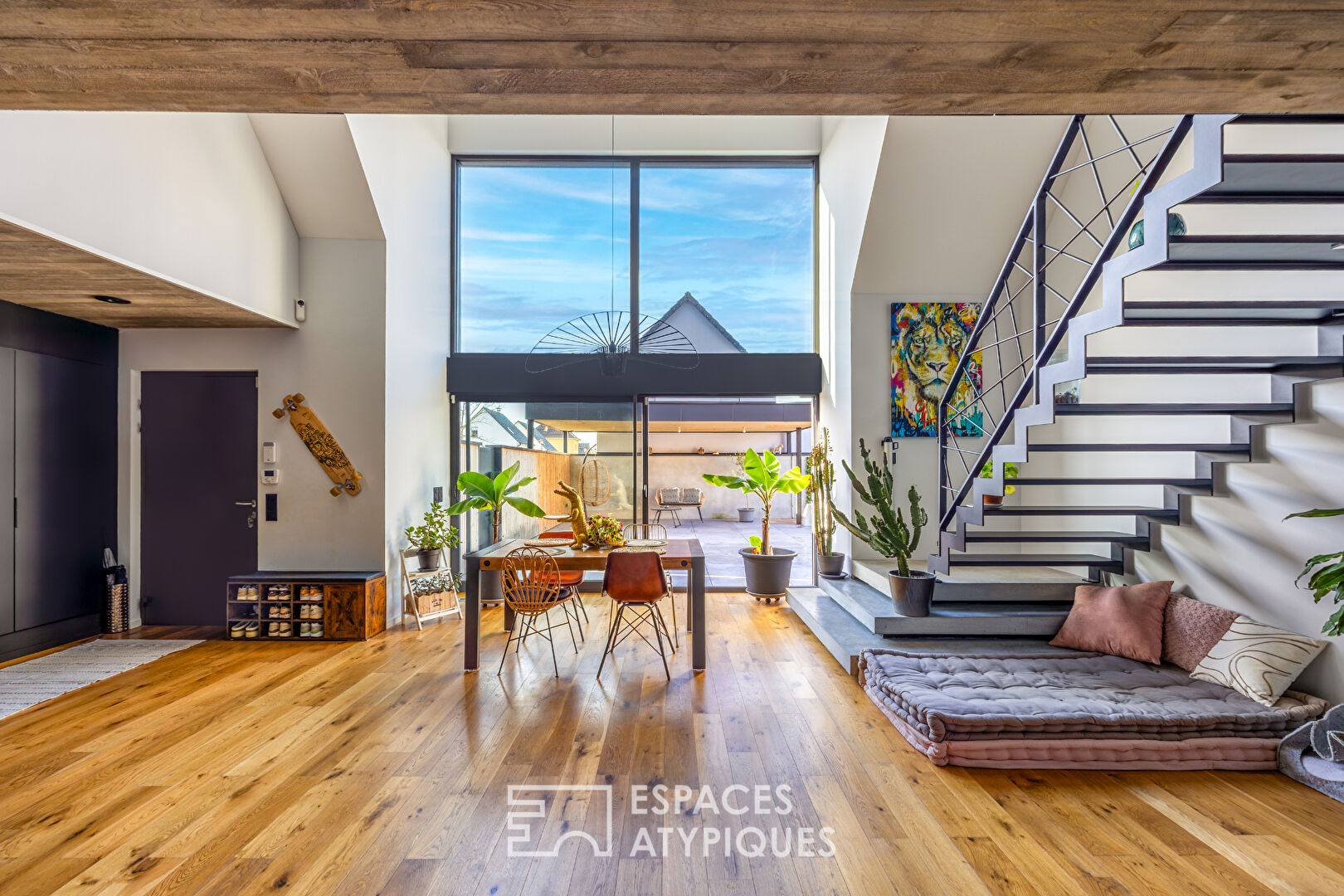 Ancienne grange rénovée à l&rsquo;esprit brutaliste et sa piscine