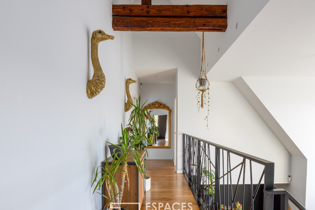 Ancienne grange rénovée à l&rsquo;esprit brutaliste et sa piscine