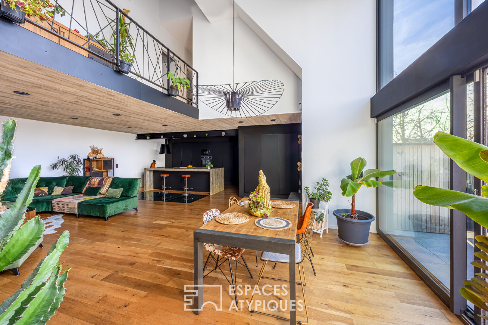 Ancienne grange rénovée à l&rsquo;esprit brutaliste et sa piscine