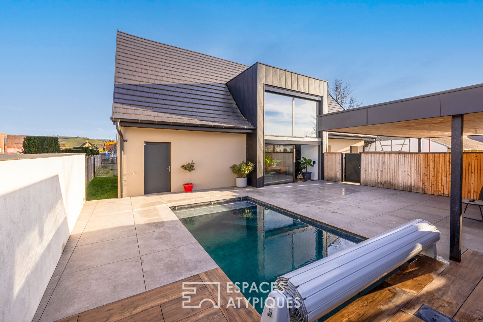 Ancienne grange rénovée à l&rsquo;esprit brutaliste et sa piscine