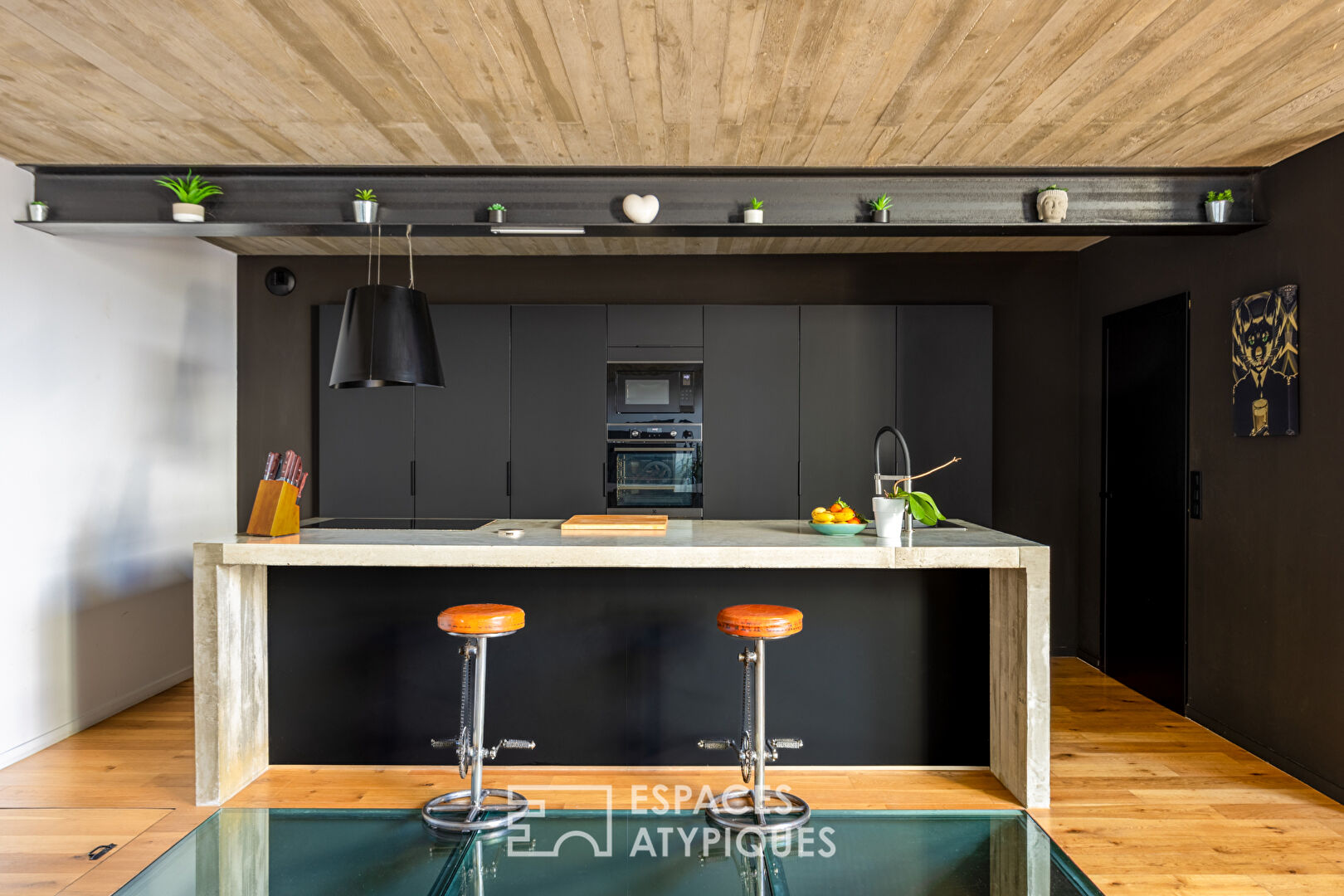 Ancienne grange rénovée à l&rsquo;esprit brutaliste et sa piscine