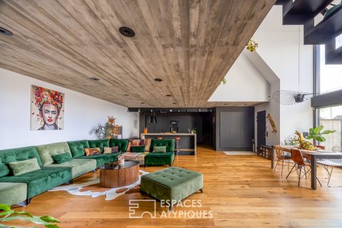 Ancienne grange rénovée à l&rsquo;esprit brutaliste et sa piscine