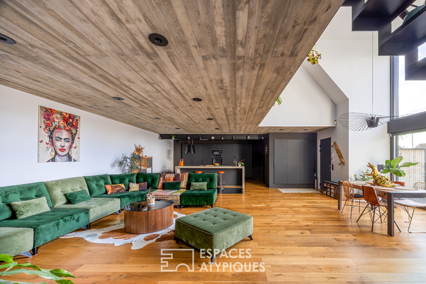 Ancienne grange rénovée à l&rsquo;esprit brutaliste et sa piscine