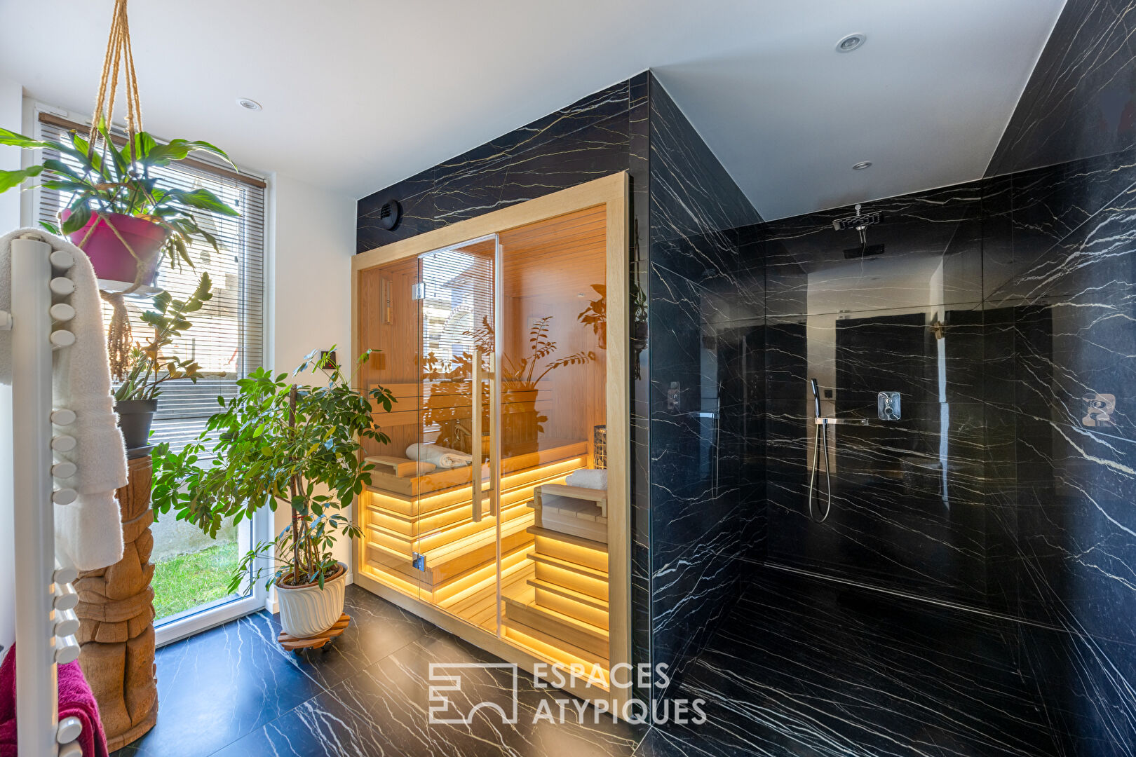 Ancienne grange rénovée à l&rsquo;esprit brutaliste et sa piscine