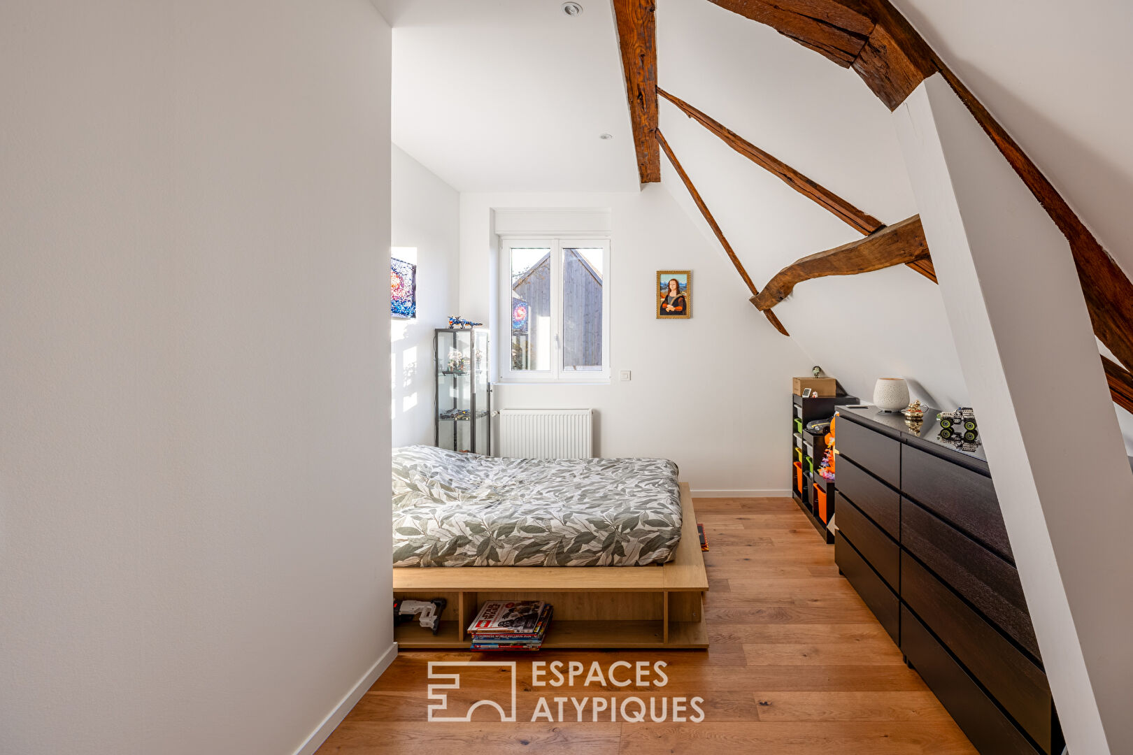 Ancienne grange rénovée à l&rsquo;esprit brutaliste et sa piscine