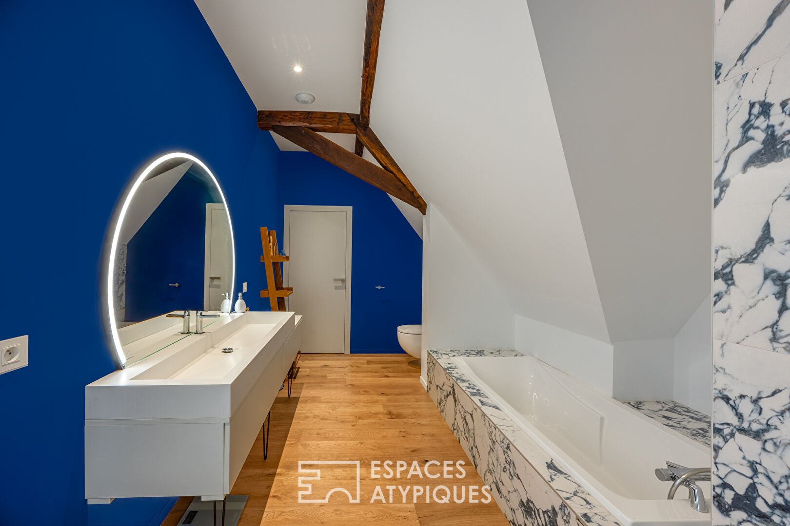 Ancienne grange rénovée à l&rsquo;esprit brutaliste et sa piscine