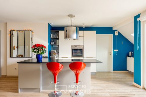 Duplex et sa terrasse à proximité des commodités