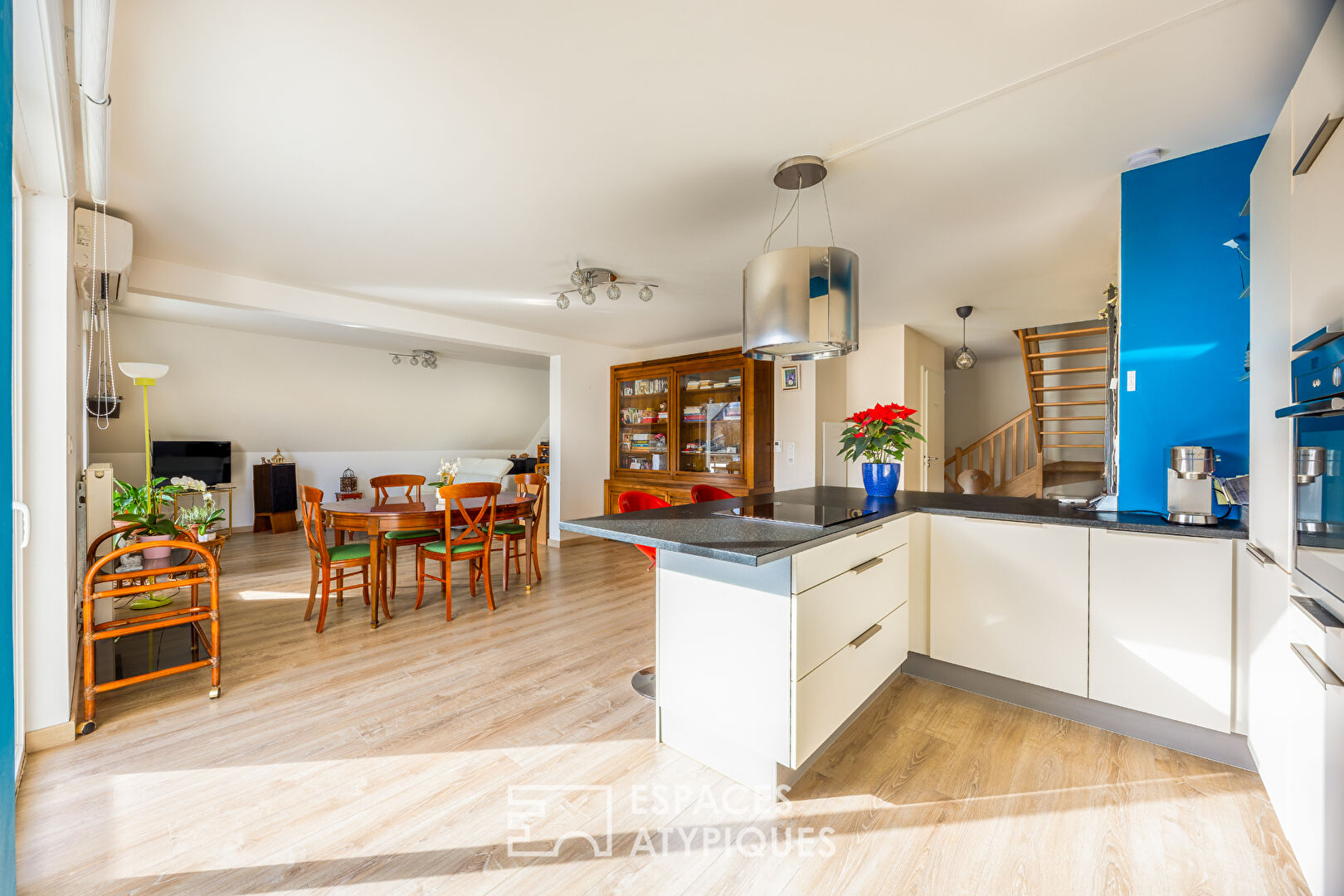 Duplex et sa terrasse à proximité des commodités