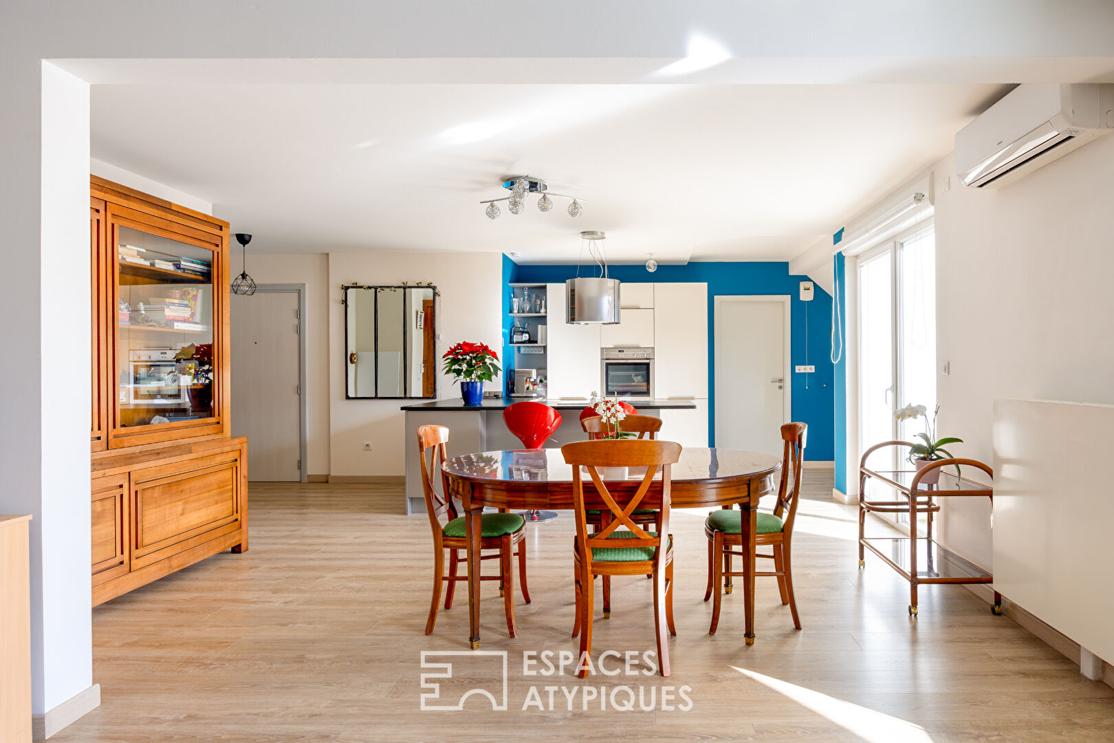 Duplex et sa terrasse à proximité des commodités