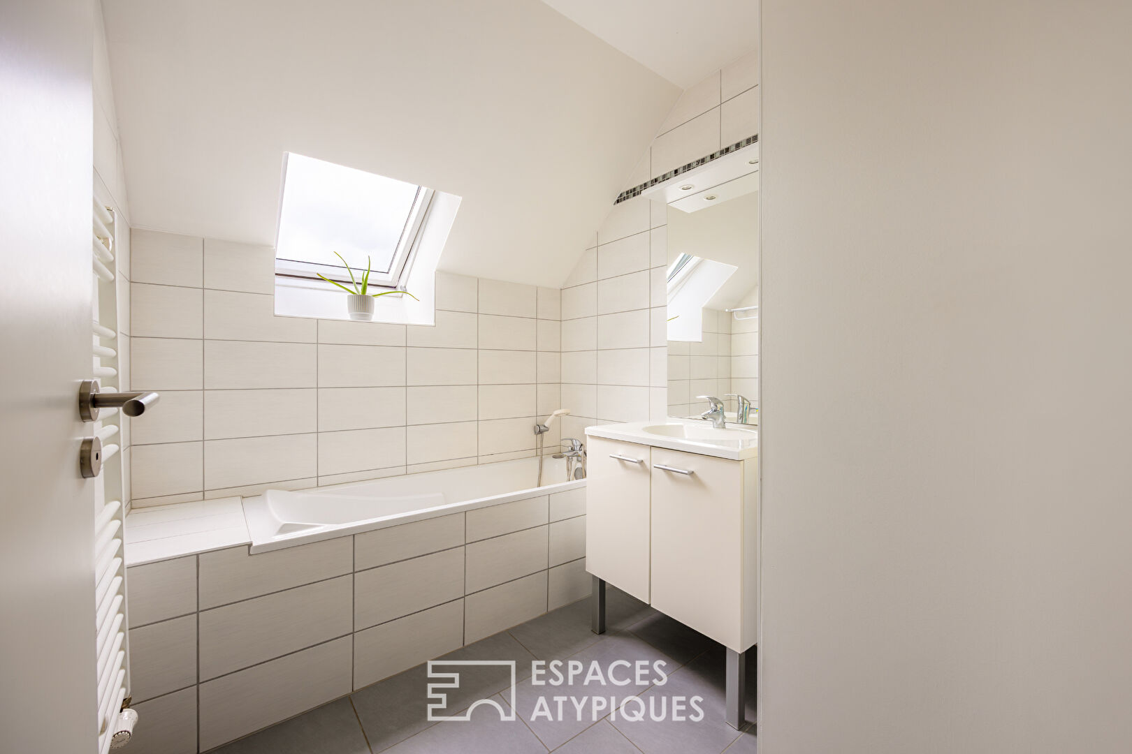 Duplex et sa terrasse à proximité des commodités