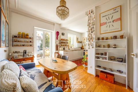 Maison de ville réinventée et son écrin de verdure