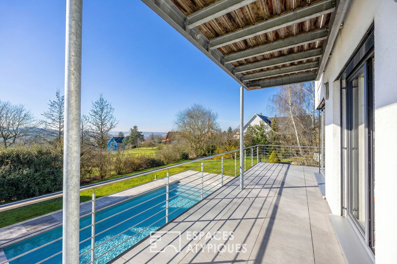 Maison contemporaine avec piscine au calme absolu