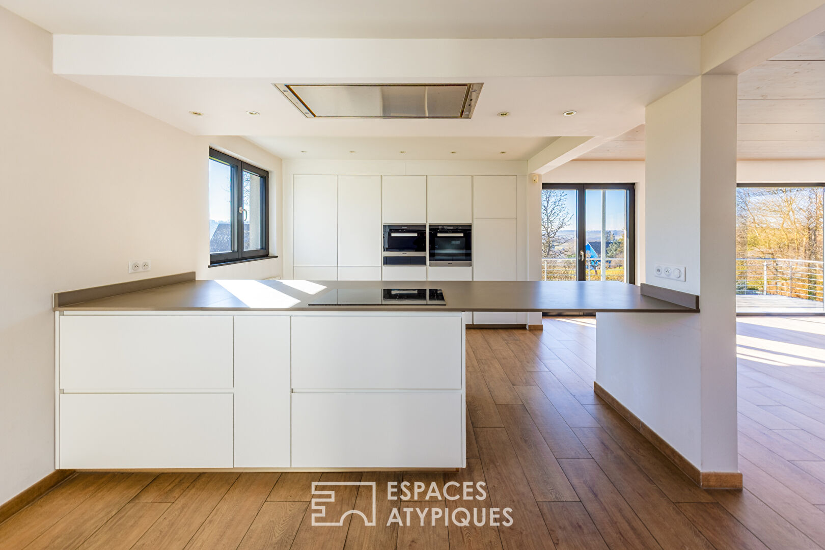 Maison contemporaine avec piscine au calme absolu