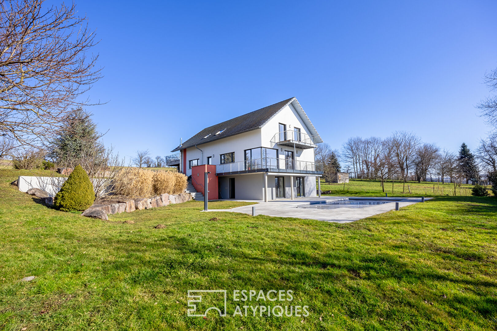 Maison contemporaine avec piscine au calme absolu