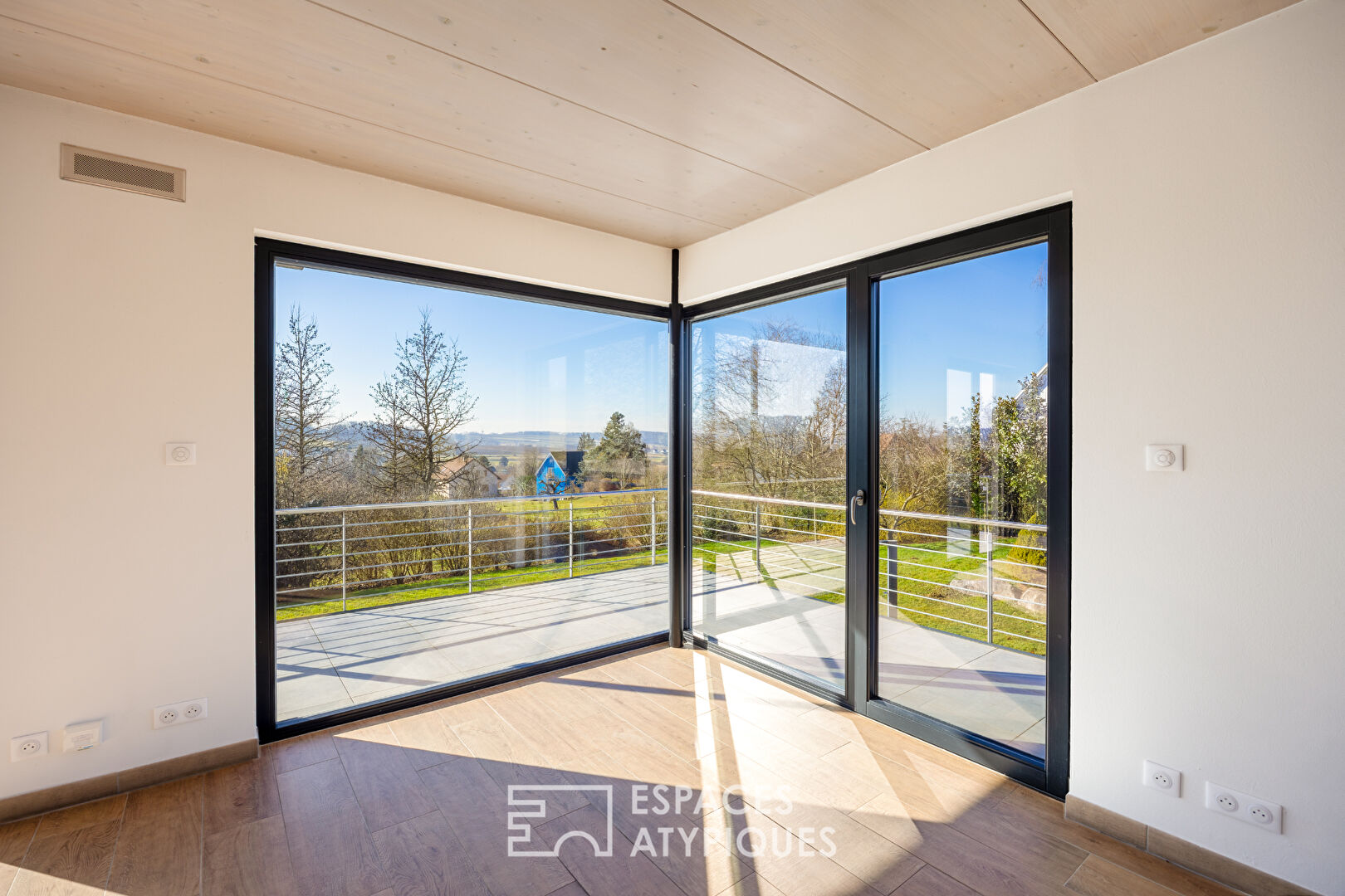 Maison contemporaine avec piscine au calme absolu