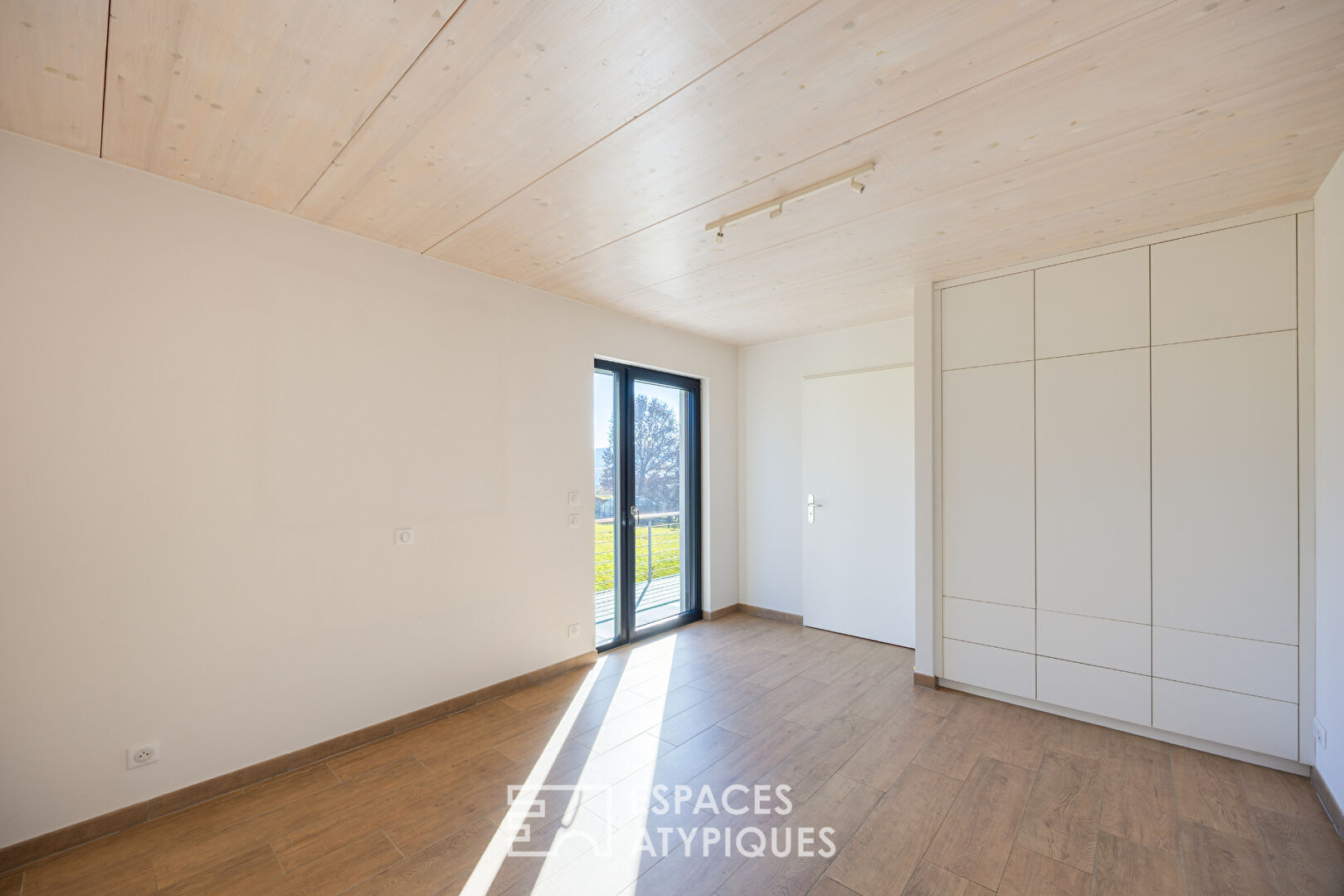 Maison contemporaine avec piscine au calme absolu