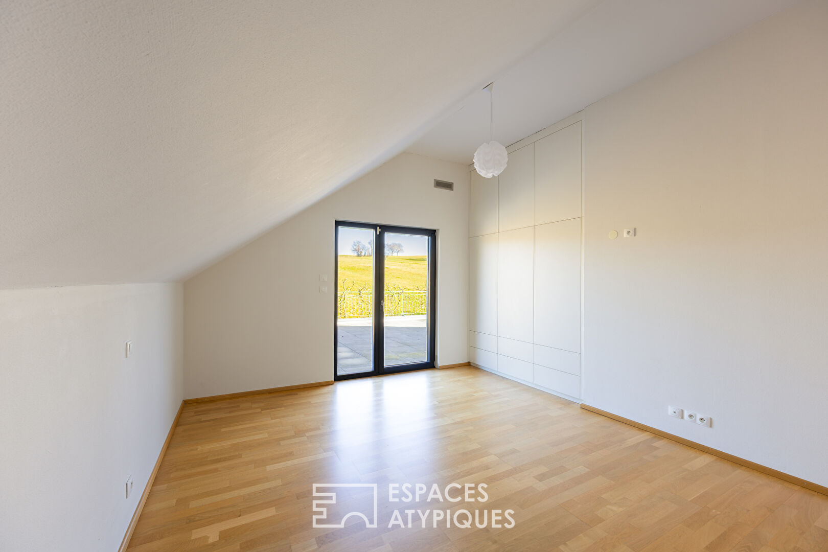 Maison contemporaine avec piscine au calme absolu