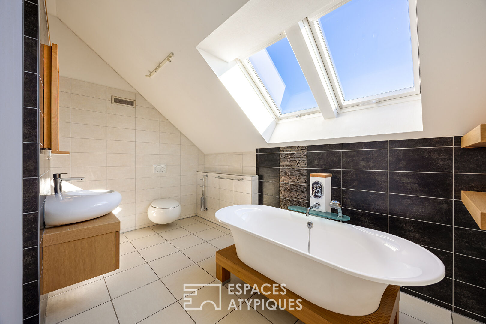 Maison contemporaine avec piscine au calme absolu