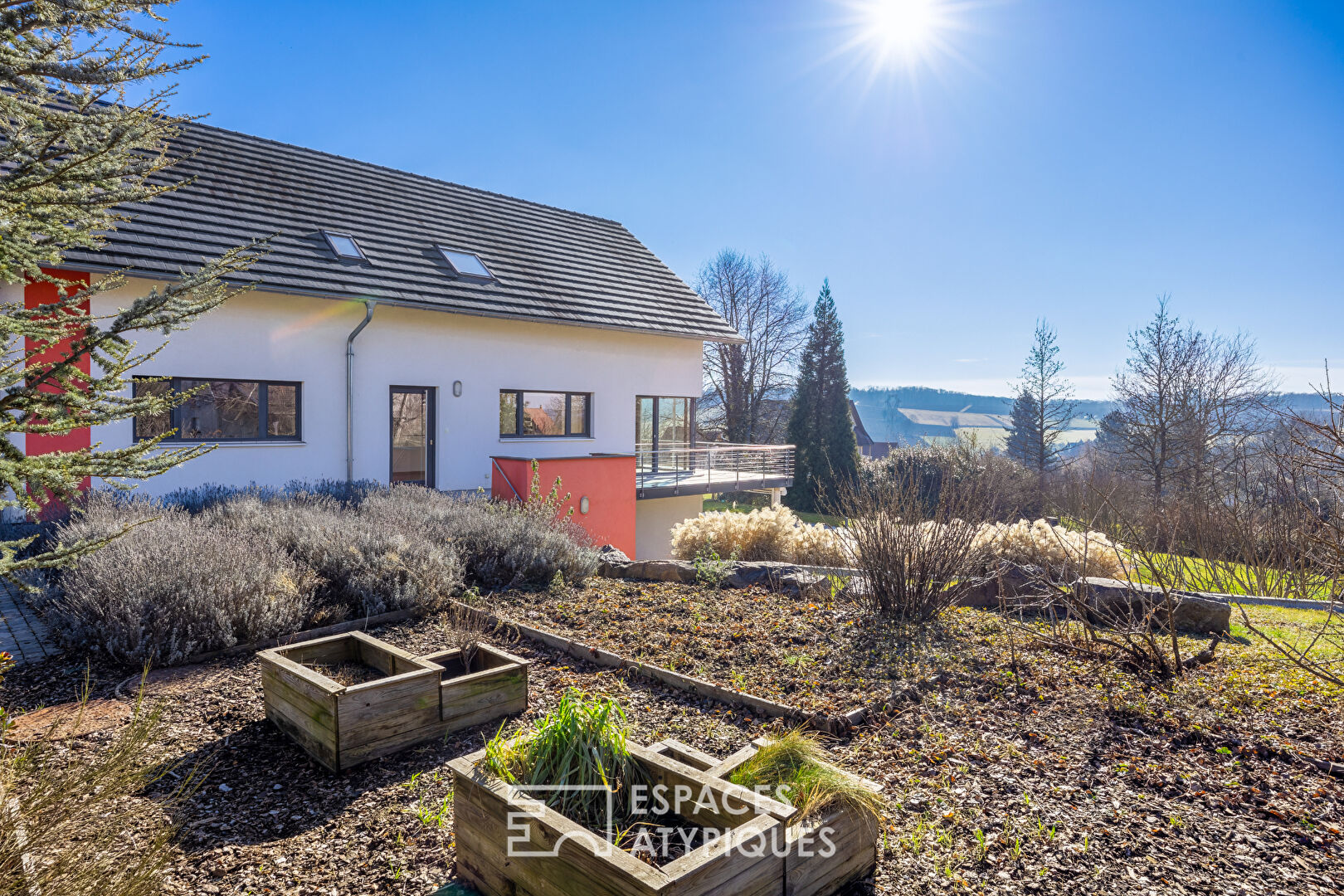 Maison contemporaine avec piscine au calme absolu