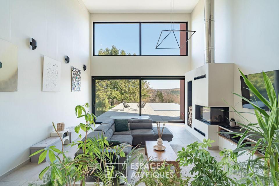 Maison bioclimatique aux lignes épurées avec vue sur la nature