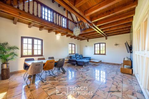 Contemporaine singulière et sa piscine