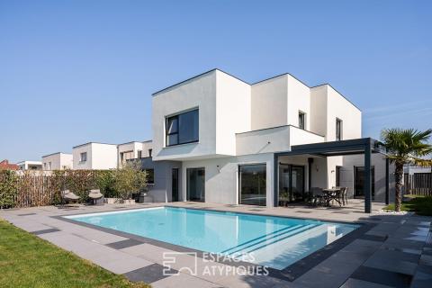 Maison d&rsquo;architecte contemporaine avec piscine et vue dégagée