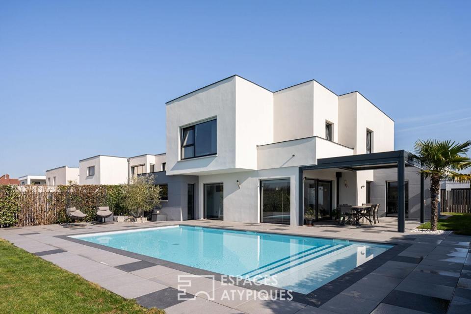 Maison d'architecte contemporaine avec piscine et vue dégagée