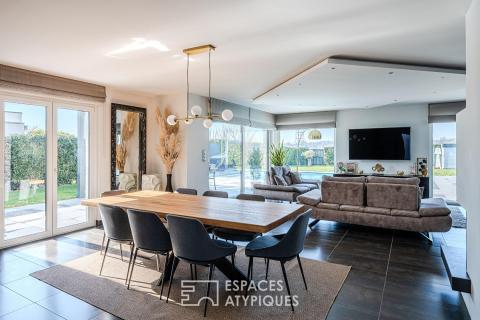 Maison d&rsquo;architecte contemporaine avec piscine et vue dégagée