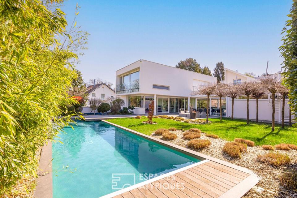 Maison d'architecte dans son écrin de verdure au coeur du Rebberg