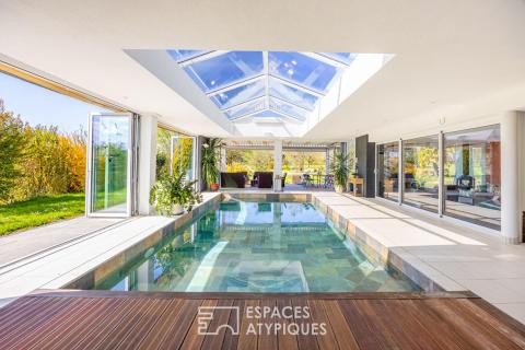 Contemporaine avec piscine intérieure et son vaste jardin arboré