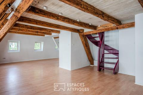 Duplex niché sous les toits au coeur de la Grande Île