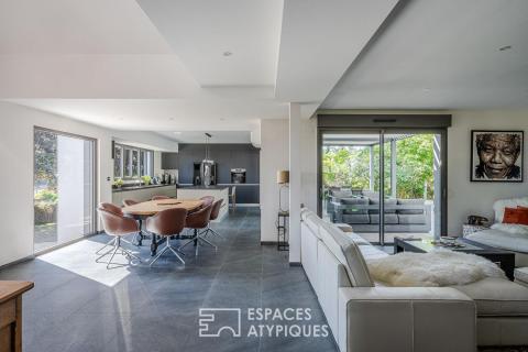 Propriété de caractère avec extension contemporaine et piscine
