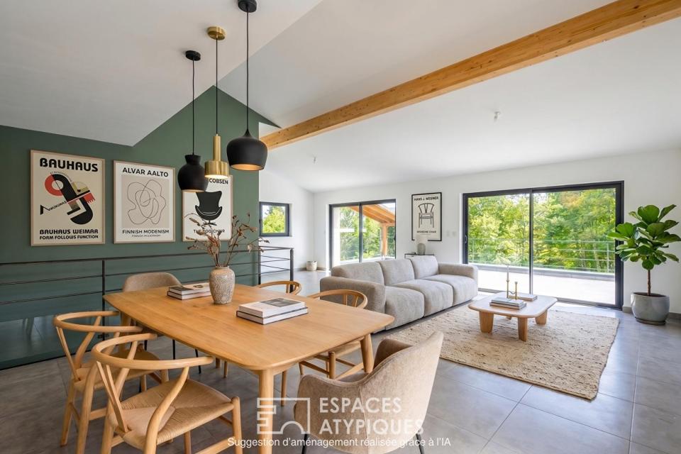 Maison d'architecte et ses terrasses entre montagne et forêt