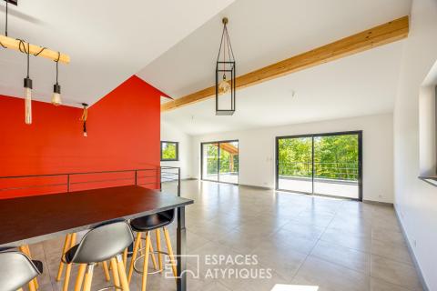 Maison d&rsquo;architecte et ses terrasses entre montagne et forêt