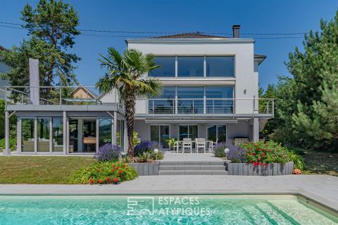 Maison de caractère à la rénovation contemporaine avec piscine et vue dégagée
