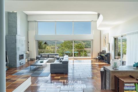 Maison de caractère à la rénovation contemporaine avec piscine et vue dégagée
