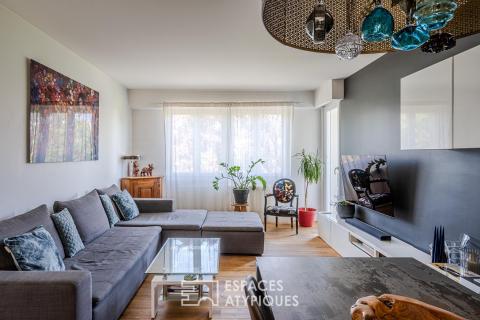 Appartement avec balcons suspendus au sommet d&rsquo;un immeuble aux lignes modernistes
