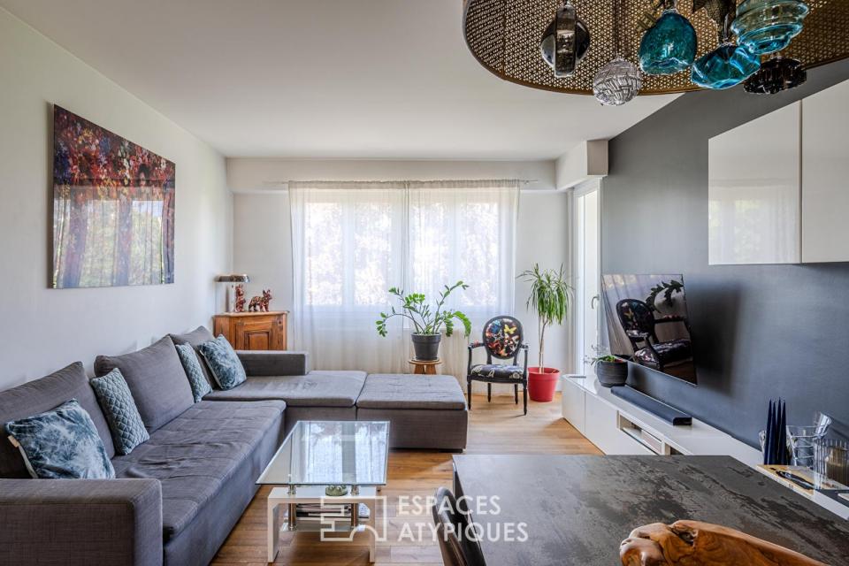 Appartement avec balcons suspendus au sommet d'un immeuble aux lignes modernistes