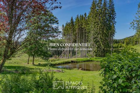 Ferme vosgienne et son étang dans un cadre bucolique