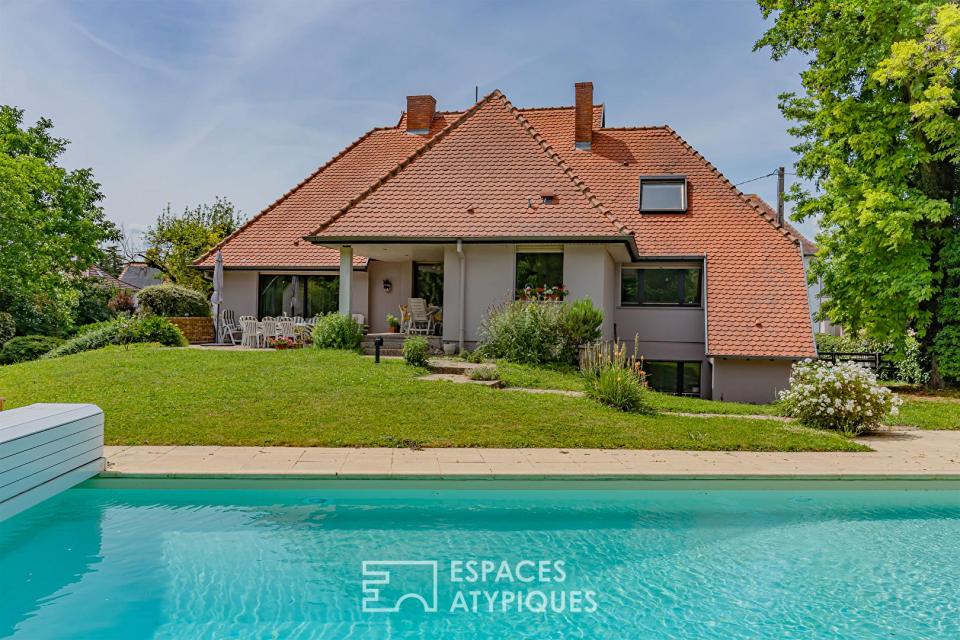Maison d'architecte et son jardin arboré avec piscine