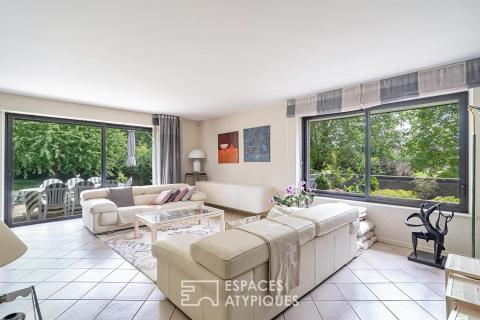 Maison d&rsquo;architecte et son jardin arboré avec piscine
