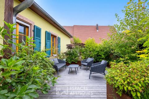 Maison de ville et son écrin de verdure suspendu