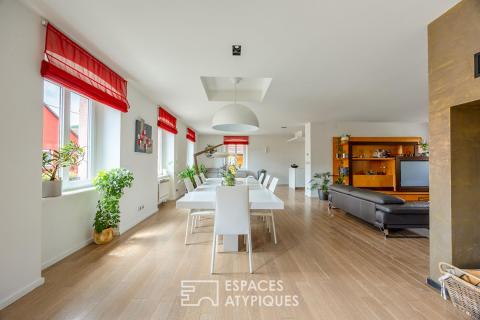 Maison de ville et son écrin de verdure suspendu
